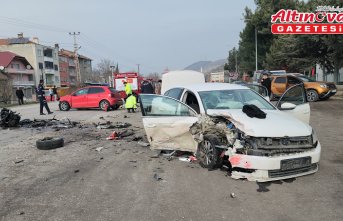 İki otomobilin karıştığı kazada 1'i ağır 6 kişi yaralandı