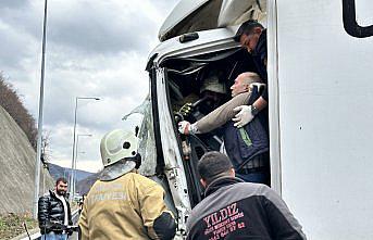 Anadolu Otoyolu'nun Düzce kesiminde kaza yapan kamyonun sürücüsü yaralandı