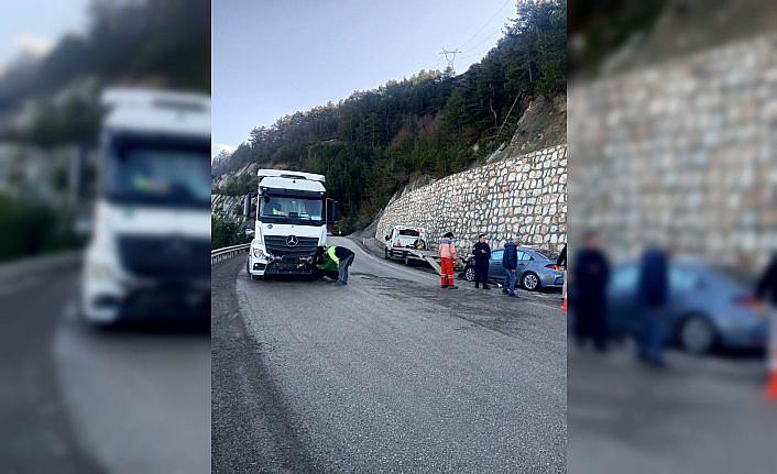 Bolu'da tırla çarpışan otomobildeki 4 kişi yaralandı