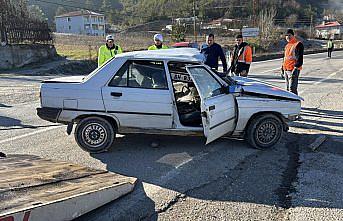 Karabük'te hafif ticari araçla çarpışan otomobilin sürücüsü yaralandı