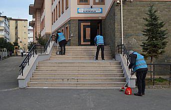 Ordu'da yükümlüler yarıyıl tatilinde okulları temizliyor