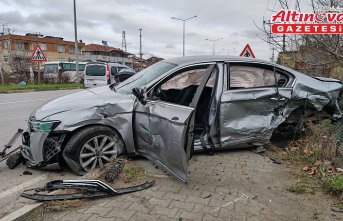 Samsun'da hafif ticari araç ile otomobilin çarpıştığı kazada 3 kişi yaralandı