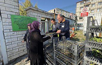 Turhal'da mezarlık ziyaretine giden vatandaşlara çiçek dağıtıldı