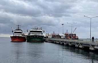 Balıkçılar Karadeniz'de beklenen şiddetli rüzgar öncesi Sinop Limanı'na sığındı