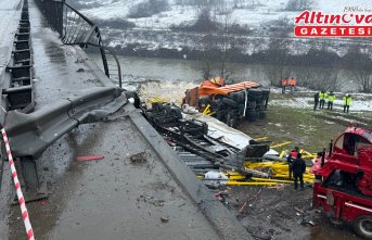 Düzce'de kar küreme aracı ile tırın köprüden devrildiği kazada sürücüler öldü