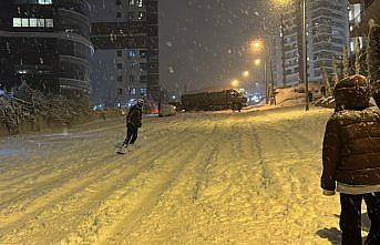 Samsun'da gençler, karla kaplı sokakta snowboard yaptı