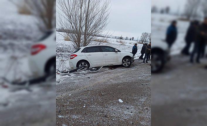 Tokat'ta ağaca çarpan otomobilin sürücüsü yaralandı