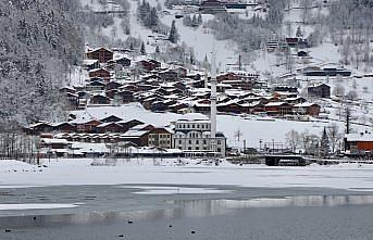 Uzungöl'ün yüzeyi buz tuttu