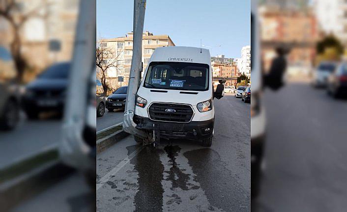 Samsun'da elektrik direğine çarpan minibüsün sürücüsü öldü