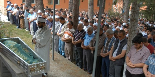 Yaşar Ünlü Dualarla Toprağa Verildi