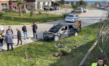 Samsun'da devrilen otomobildeki 3 genç yaralandı