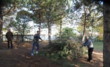 Kavak Belediyesi okul bahçelerinde temizlik çalışması yapıyor