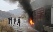 Tokat'ta seyir halindeyken lastiği alev alan tırın dorsesinde hasar oluştu