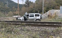 Zonguldak'ta trenin çarptığı hafif ticari araçtaki 1 kişi öldü, 1 kişi yaralandı