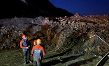 Artvin'de heyelan sonucu Karadeniz Sahil Yolu ulaşıma kapandı