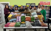 Kadınların kütüphanede sesli kitap dinlerken ördüğü kıyafetler depremzede çocuklara ulaştı