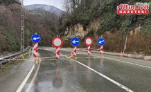 Rize'de heyelan nedeniyle kapanan köy yolunda temizlik çalışması yapıldı