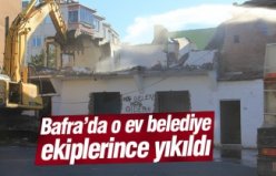 Bafra’da o ev belediye ekiplerince yıkıldı