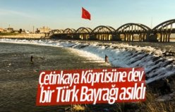 Çetinkaya Köprüsüne dev bir Türk Bayrağı asıldı