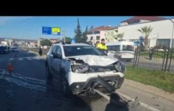 Bafra'da bir araçla çarpışan motosikletteki 2 kişi yaralandı