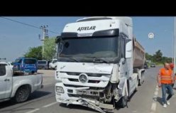 Bafra'da kamyonun çarptığı otomobildeki 3 kişi yaralandı