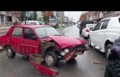 Samsun'da hafif ticari araçla çarpışan otomobilin sürücüsü yaralandı