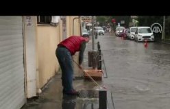 Samsun'da sağanak nedeniyle rögarlar taştı, trafikte aksamalar oldu