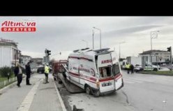 Samsun'da tırla çarpışan ambulansın şoförünün yaralandığı kaza güvenlik kamerasında