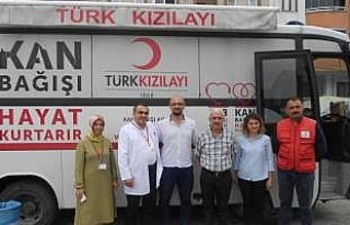 Of'ta Kızılay'a kan bağışı