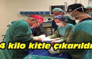 Ensesinden 4 kiloluk kitle çıkarıldı