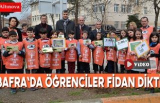 Bafra`da öğrenciler fidan dikti