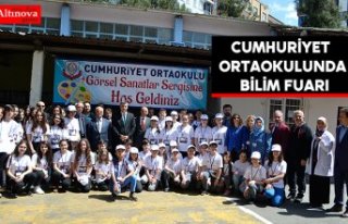 Cumhuriyet Ortaokulunda bilim fuarı