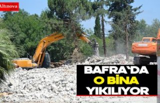 Bafra`da o bina yıkılıyor