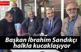 Başkan Sandıkçı halkla kucaklaşıyor