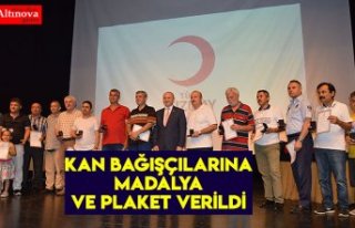 Kan bağışçılarına madalya ve plaket verildi