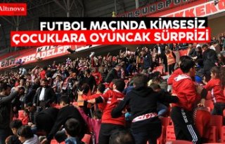 Futbol maçında kimsesiz çocuklara oyuncak sürprizi