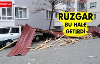 Rüzgar nedeniyle uçan çatı otomobillere zarar...