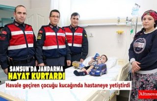 Jandarma personeli havale geçiren çocuğu kucağında...