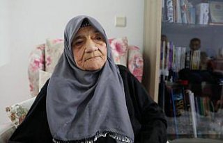 102 yaşındaki Fatma Bildirici uzun ömrünü neşesine...