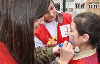 Amasya'da Türk Kızılay gönüllüleri öğrencilerle...