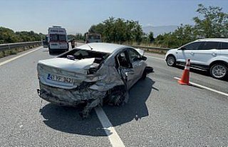 Anadolu Otoyolu'nda lastiği patlayan otomobil kaza...