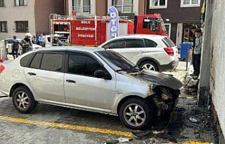 Bolu'da park halindeyken yanan otomobilde hasar...