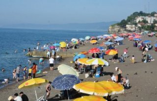 Düzce'de sıcak havadan bunalanlar denize girerek...