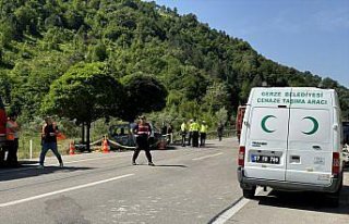 Sinop'ta otomobille sağlık personelinin bulunduğu...