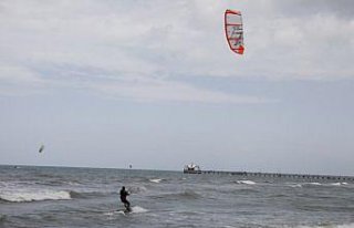 Karadeniz sahilinde rüzgarı heyecanla birleştiriyorlar