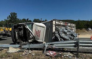 Kastamonu'da devrilen kamyonun şoförü öldü,...