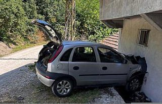 Ordu'da evin duvarına çarpan otomobildeki 4 kişi...