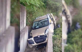 Sinop'ta hafif ticari aracın devrildiği kazada...