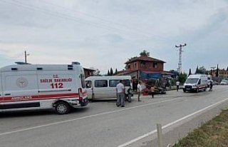 Sinop’ta minibüsle traktörün çarpıştığı...