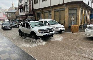 Bayburt'ta sağanak su baskınlarına neden oldu